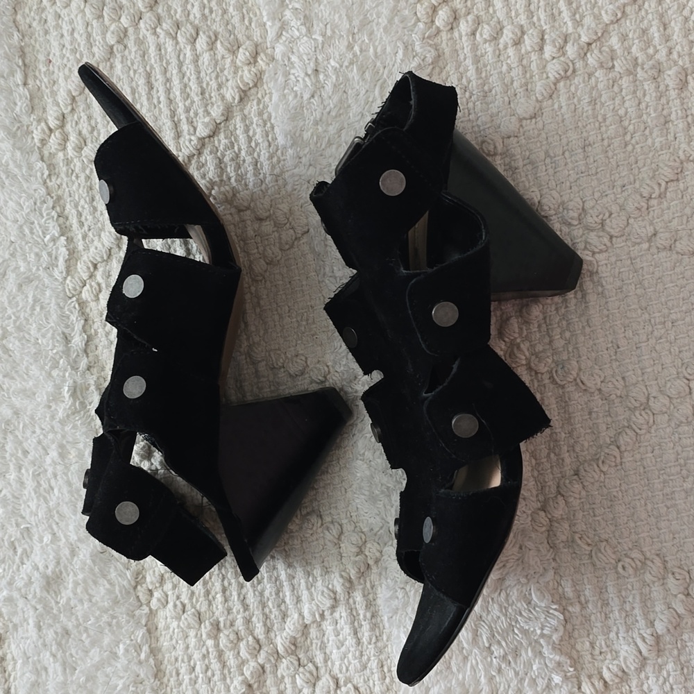 Shoes 🖤😍🔥 - Picture 3 of 5